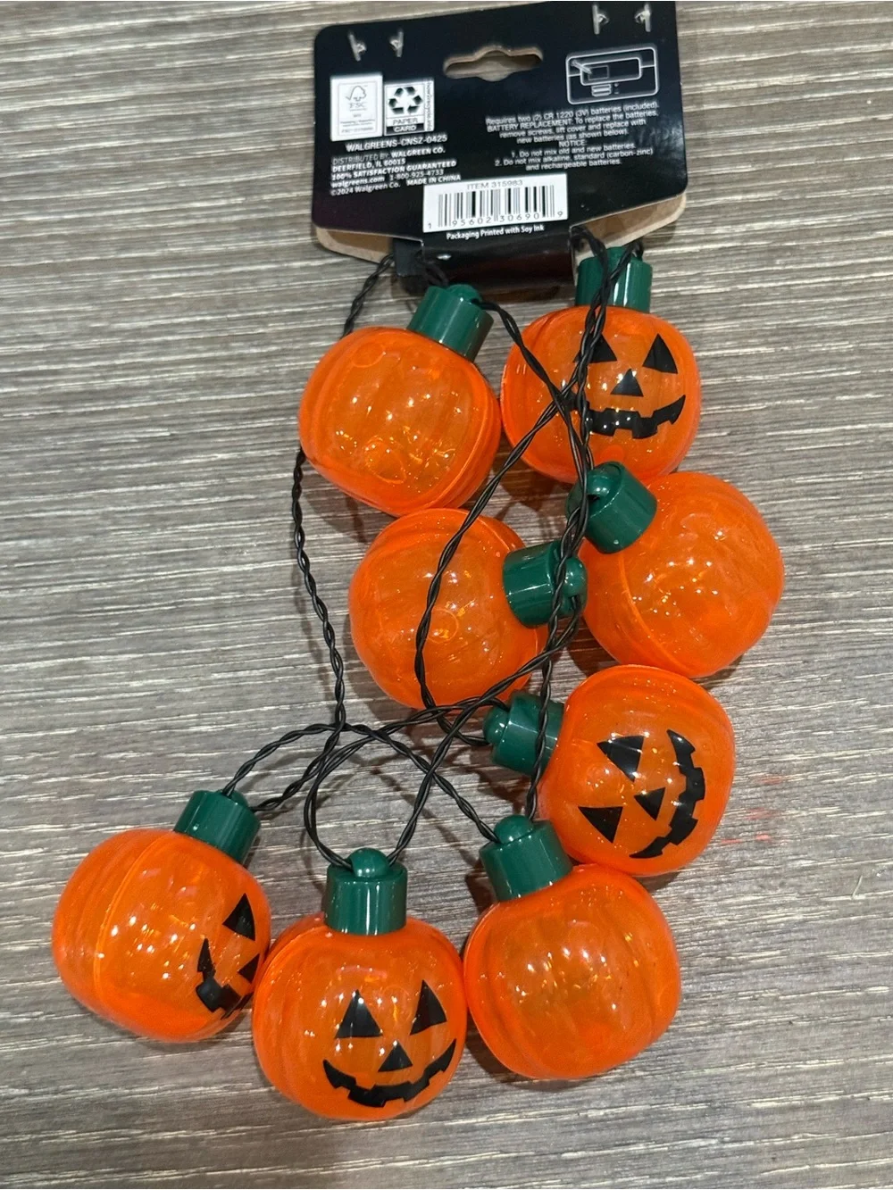 NWT Happy Halloween jumbo Pumpkin Jack-O'-Lantern flashing necklace